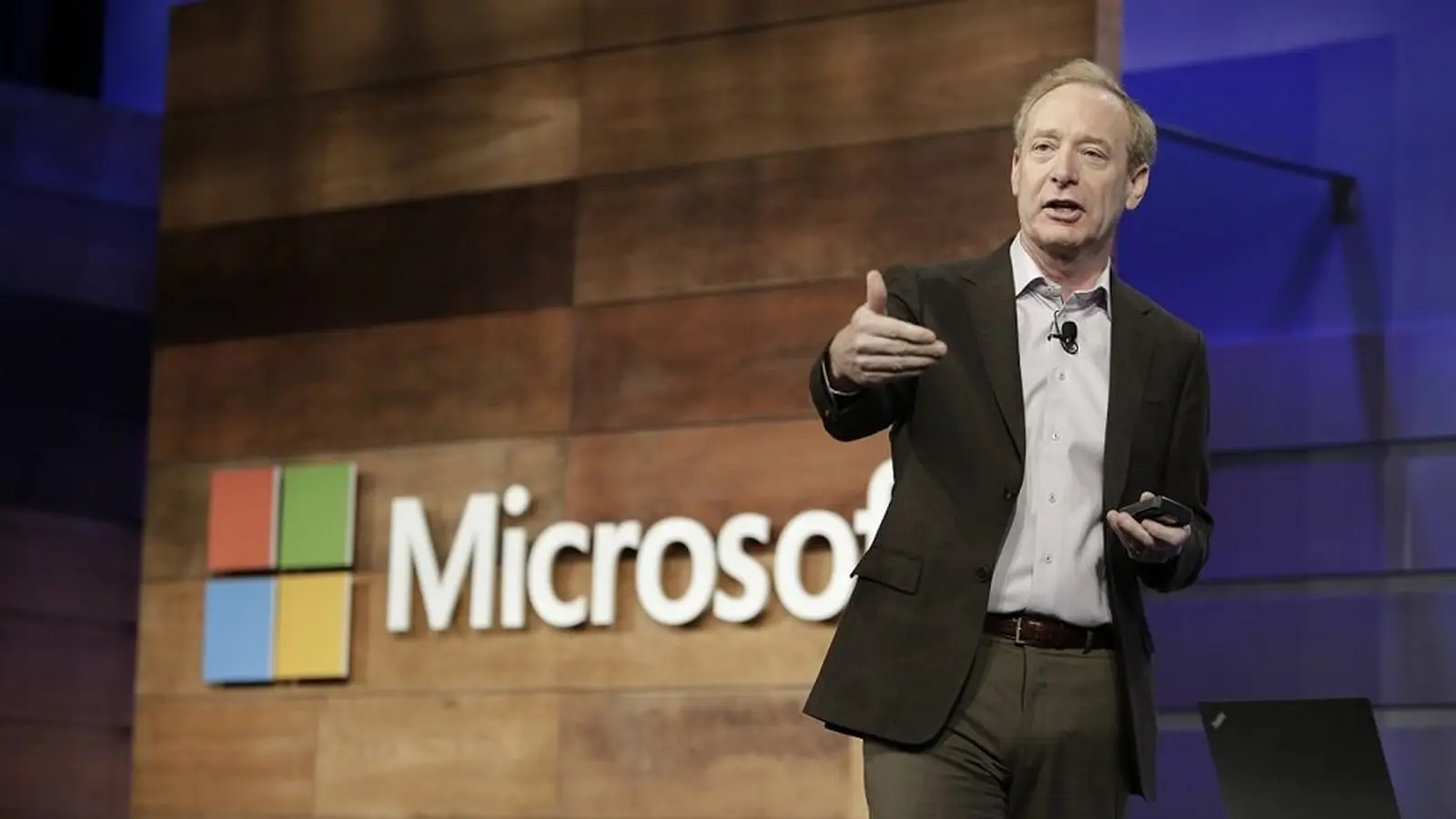 Microsoft plaatst communicatie onder toezicht van Brad Smith