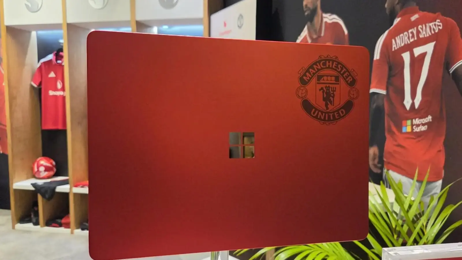 Beperkte uitgave Surface Laptop in Manchester United-rood