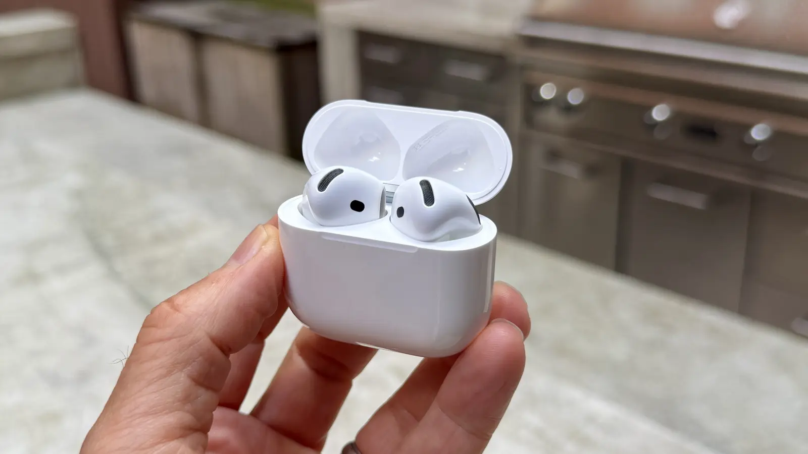 iFixit: AirPods 5 terug naar pinbatterijen voor reparatie