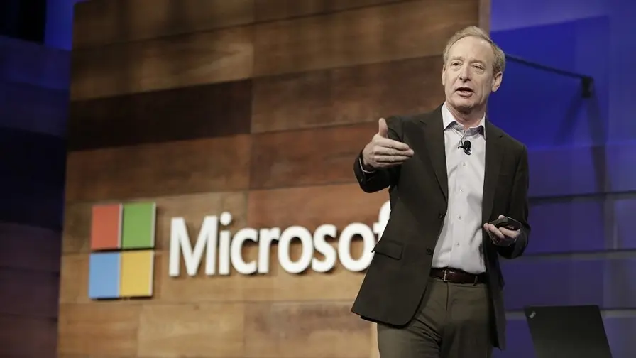Microsoft plaatst communicatie onder toezicht van Brad Smith
