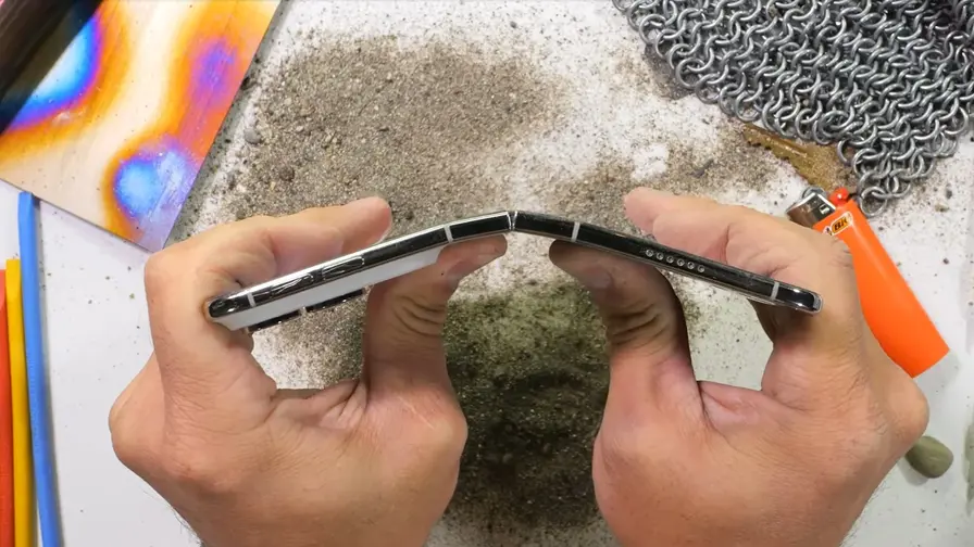 iPhone Duo test onthult kwetsbaarheden bij zand en buigen